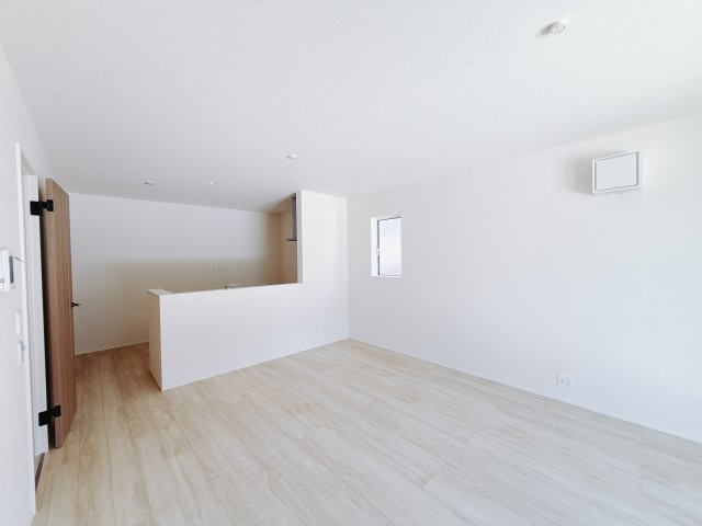 【中古戸建】高崎市新町の居間・リビング|■リビング｜窓から射し込む陽射しが縦横に広がり、あたたかな空間が形づくられています。ここはご家族の笑顔集まる憩いの空間です( ＾＾ )