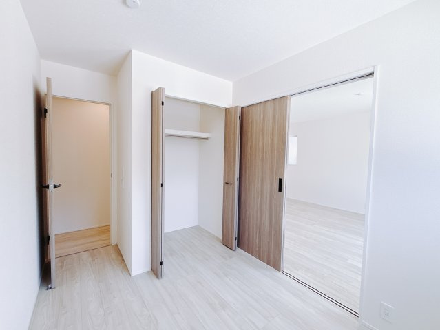 【中古戸建】高崎市新町の洋室|■1階洋室｜のんびりと落ち着きのある洋室は、客間やお子様のお昼寝スペースとしても活躍します♪