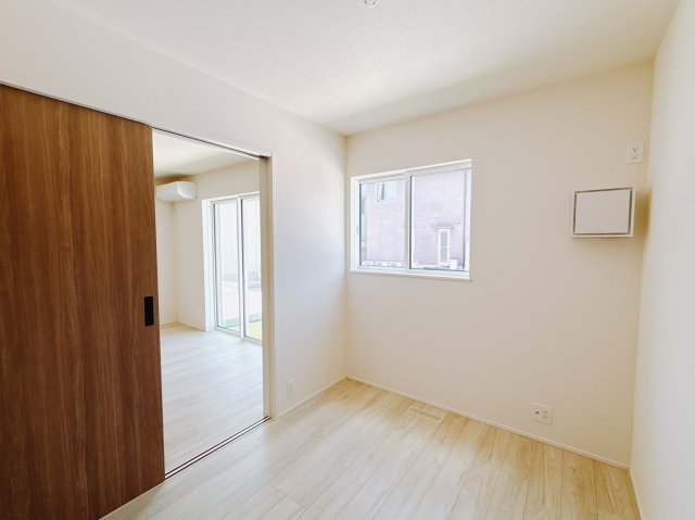 【中古戸建】高崎市新町の洋室|■1階洋室｜リビング横の洋室になります♪窓からはあたたかな日差しが差し込みます♪