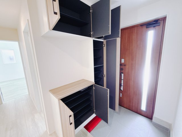 【中古戸建】高崎市新町の玄関|■玄関｜「玄関から、我が家を心地よく。自然の風や光を感じられる気持ちのいい玄関へ。」永く居心地のいい暮らしを演出する快適性能と安心を両立させたドアを採用しました！
