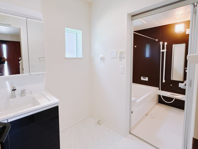 【中古戸建】高崎市新町の独立洗面台|■洗面室｜朝のお出かけ準備に嬉しい三面鏡。鏡の裏には歯ブラシや整髪料などを収納できるスペースもあるので、いつでもスッキリ片付きます♪