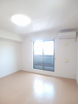 【居間・リビング】 | プティ　ヴィラージュ　千田 | ゆったりとしたリビングです