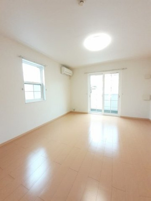 【居間・リビング】 | エヴァーグリーンＣ | 内装は落ち着いています