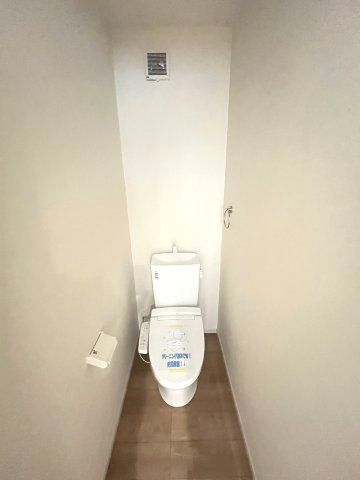 【トイレ】 | 福岡市東区松香台1丁目2期　2号棟（全3棟）【仲介手数料無料・0円】 | 現地写真。1階のトイレです。