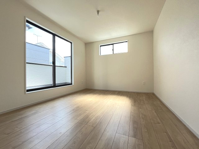 【寝室】 | 福岡市東区松香台1丁目2期　2号棟（全3棟）【仲介手数料無料・0円】 | 現地写真。2階主寝室です。