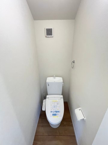【トイレ】 | 福岡市東区松香台1丁目2期　2号棟（全3棟）【仲介手数料無料・0円】 | 現地写真。2階にもトイレです。