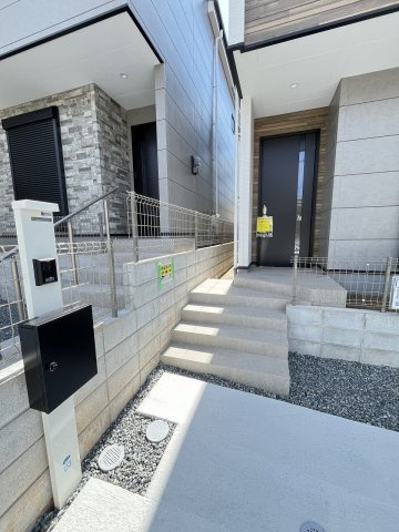 【玄関】 | 福岡市東区松香台1丁目2期　2号棟（全3棟）【仲介手数料無料・0円】 | 現地写真。