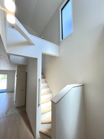 【内装】 | 福岡市東区松香台1丁目2期　2号棟（全3棟）【仲介手数料無料・0円】 | 現地写真。2階へ上がる階段です。手摺もついて安全ですね。