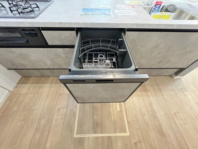 【キッチン】 | 福岡市東区松香台1丁目2期　2号棟（全3棟）【仲介手数料無料・0円】 | 現地写真。食洗器が付いてます。