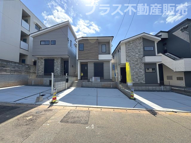 【外観】 | 福岡市東区松香台1丁目2期　2号棟（全3棟）【仲介手数料無料・0円】 | 現地写真。プラス不動産販売なら、現場の全ての棟をまとめてご見学頂けます。