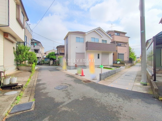 草加市稲荷2丁目 新築分譲住宅の前面道路含む現地写真