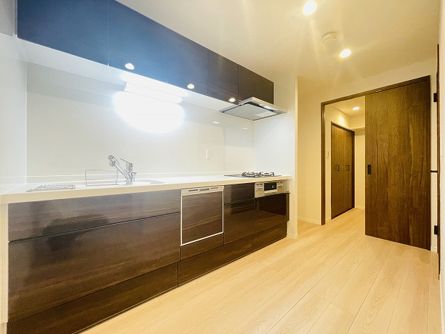 【キッチン】 | ルッシュ・西公園 | 食器洗浄乾燥機付きのシステムキッチン。廊下からも出入りできるため、食材の収納もしやすいです♪