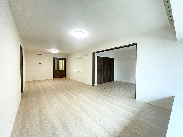 【居間・リビング】 | ルッシュ・西公園 | リビングには洋室が隣接しており、リビング空間を延長することも◎