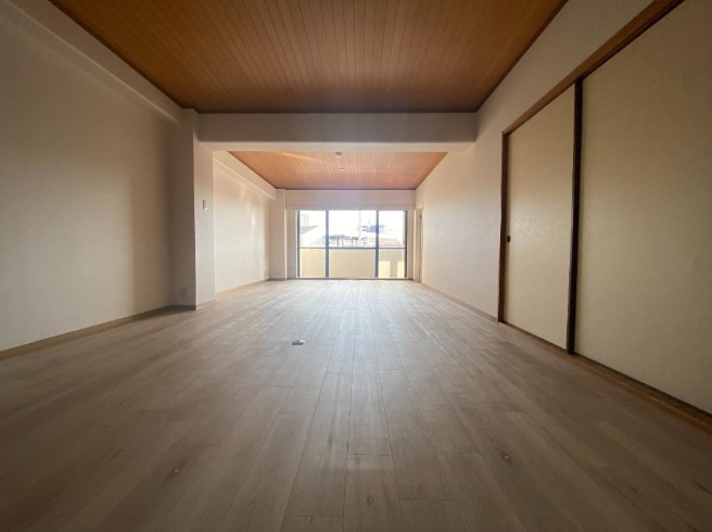 白鷹甲子園マンションの居間・リビング