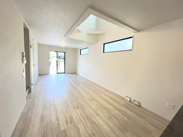 【居間・リビング】 | 福岡市東区松香台1丁目2期　3号棟（全3棟）【仲介手数料無料・0円】 | 現地写真。