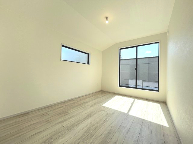 【寝室】 | 福岡市東区松香台1丁目2期　3号棟（全3棟）【仲介手数料無料・0円】 | 現地写真。2階主寝室です。