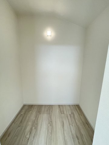 【収納】 | 福岡市東区松香台1丁目2期　3号棟（全3棟）【仲介手数料無料・0円】 | 現地写真。ウォークインクローゼットです。