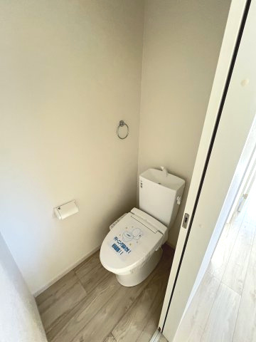 【トイレ】 | 福岡市東区松香台1丁目2期　3号棟（全3棟）【仲介手数料無料・0円】 | 現地写真。2階にもトイレです。