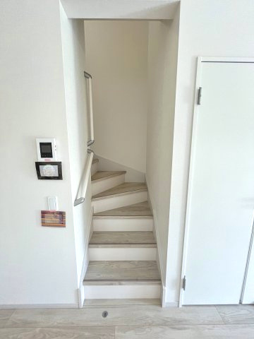 【内装】 | 福岡市東区松香台1丁目2期　3号棟（全3棟）【仲介手数料無料・0円】 | 現地写真。2階へ上がる階段です。手摺もついて安全ですね。
