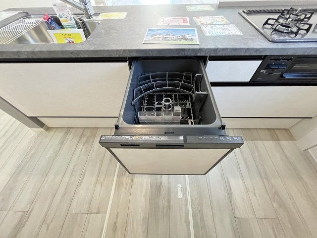 【キッチン】 | 福岡市東区松香台1丁目2期　3号棟（全3棟）【仲介手数料無料・0円】 | 現地写真。食洗器が付いてます。
