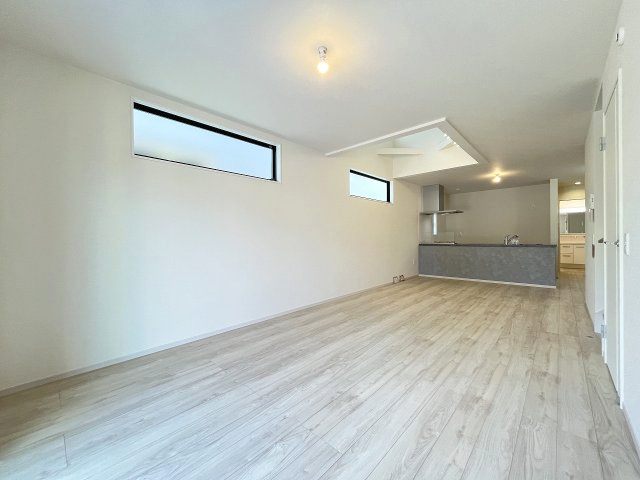 【居間・リビング】 | 福岡市東区松香台1丁目2期　3号棟（全3棟）【仲介手数料無料・0円】 | 現地写真。リビングです。