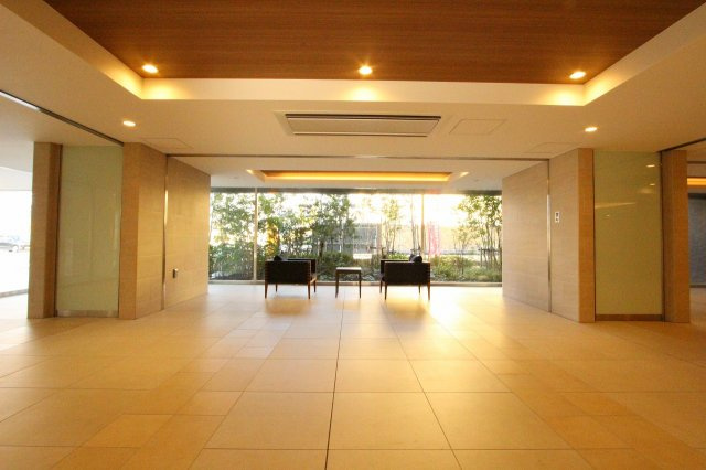 グランメディオ新三郷のエントランス|ゆとりのあるエントランスです