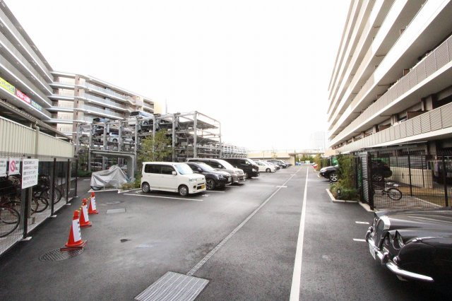 グランメディオ新三郷の駐車場|カースペースがあります