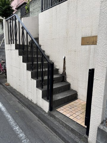 アパートの１階に上がるのも階段があるので実質３階の高さです♪