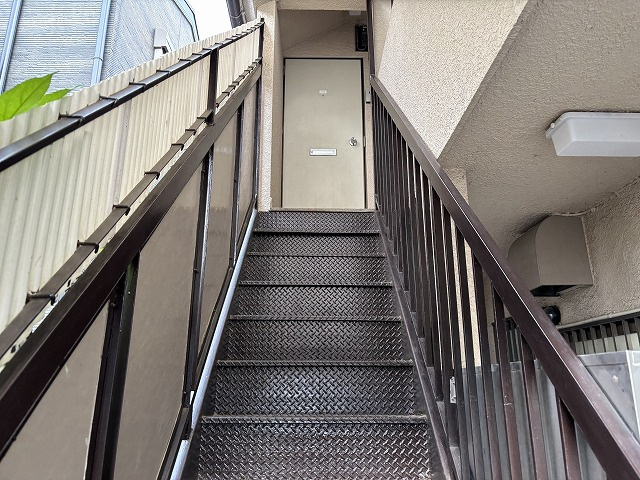 １階から２階に上がる階段です♪