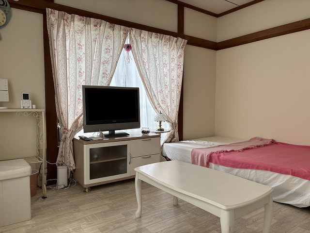 テーブル、テレビ台、テレビ、棚、ベッド、カーテン、照明付き♪