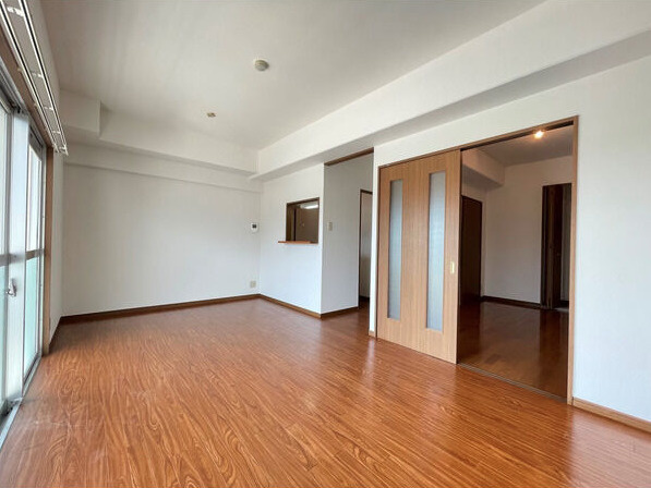 第5秋葉ビル【キャッシュバック対象】の居間・リビング|こちらのリビングで趣味の時間をお楽しみください