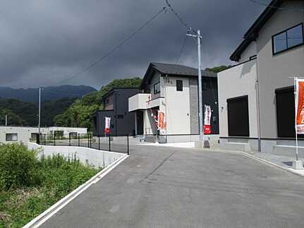 佐伯区利松３丁目の前面道路含む現地写真