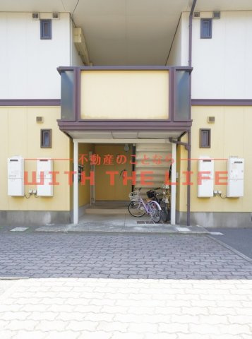 フレグランス大善寺【キャッシュバック対象物件】のエントランス|ゆとりのあるエントランスです