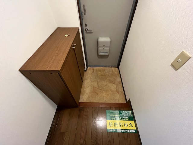 光明池サニーハイツの玄関