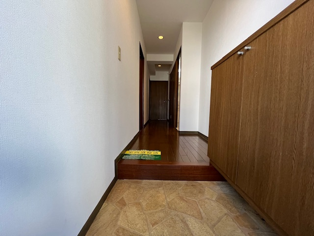 光明池サニーハイツの玄関