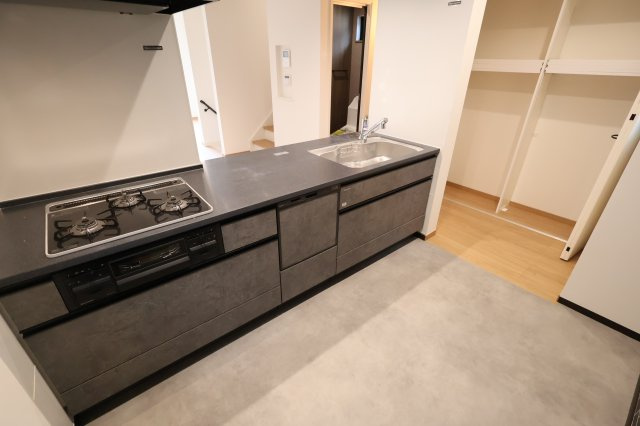 南区南浦和３丁目13-9新築一戸建てのキッチン|撮影日 2025年7月28日 13:40 晴れ