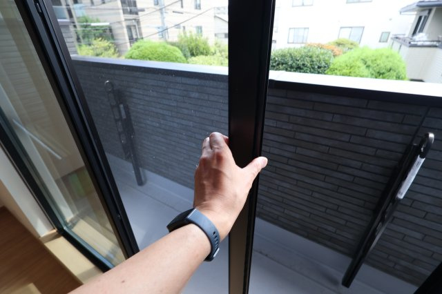 南区南浦和３丁目13-9新築一戸建てのバルコニー|網戸付き
撮影日 2025年7月28日 13:40 晴れ