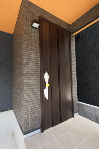 南区南浦和３丁目13-9新築一戸建ての玄関|撮影日 2025年7月28日 13:40 晴れ