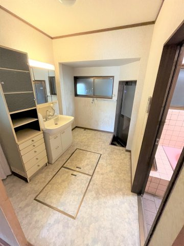 【洗面所】 | 恩田小学校に通える中古住宅平家　宇部市恩田町２丁目 | 忙しい朝には欠かせない洗面所です