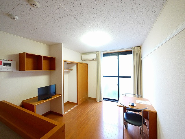 レオパレスコスモの居間・リビング