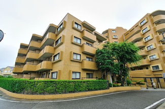 【外観】 | 近くにバス停が複数あり交通の利便性が高いです。敷地内駐車場に空きがあるのも嬉しいポイントです