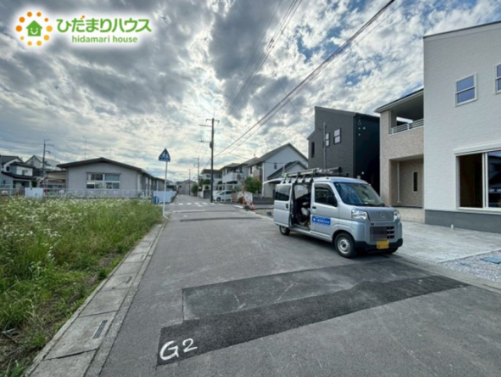 熊谷市末広第4　新築一戸建て　リーブルガーデン　02の前面道路含む現地写真|前面道路幅6ｍ！
車の出入りもラクラク♪