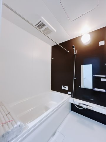 【新築戸建】北群馬郡吉岡町9期の浴室|清潔感あふれる浴室には、カビを防ぎ雨の日でも洗濯物を乾かせられる浴室暖房乾燥機を標準装備しております♪毎日のお手入れが楽になります。