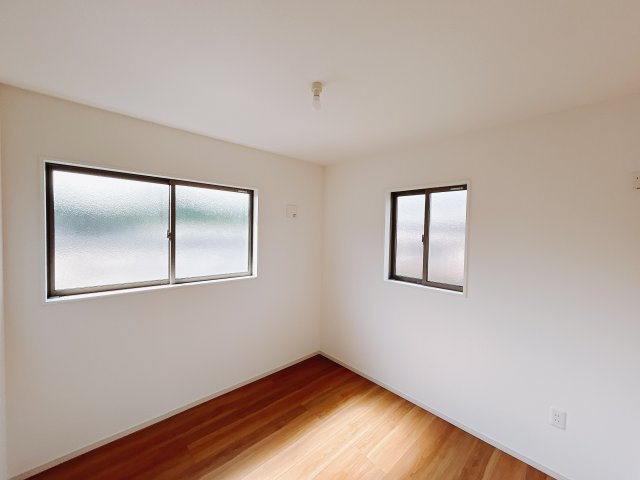 【新築戸建】北群馬郡吉岡町9期の洋室|「今日も一日お疲れ様」とご夫婦でゆったりくつろげる寝室。毎日の家事やお仕事に疲れた日はフカフカのベットで癒されてください。テレビや本棚をおいても快適な広さなのが自慢のお部屋です♪