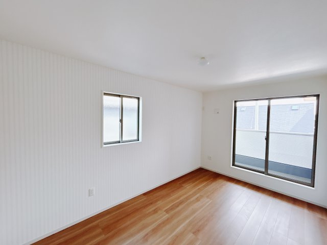 【新築戸建】北群馬郡吉岡町9期の洋室|広い寝室ならインテリアも自由自在にお楽しみいただけます♪お外から帰ってきた後は寝室でゆっくり自分の時間をお過ごしください。