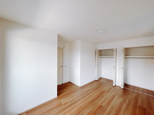 【新築戸建】北群馬郡吉岡町9期の洋室|ダブルベッドを置いても充分な広さを2Ｆのお部屋に設けております。お子様と家族みんなで寝るのも夢じゃありません♪窓からは光が差し込むので日中でも明るいお部屋です。