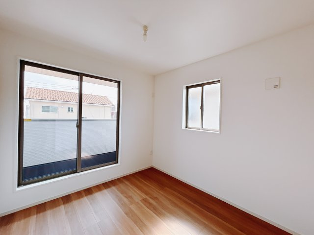 【新築戸建】北群馬郡吉岡町9期の洋室|ママ友が来ても子供達には子供部屋で遊んでいてもらうことができます。ママ達はリビングで楽しくおしゃべりに華を咲かせながら気兼ねなく盛り上がれます♪