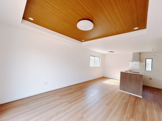 【新築戸建】北群馬郡吉岡町9期の居間・リビング|これから長く住むお家のリビングには毎日気持ちのいい日差しが差し込みます。ポカポカ日向ぼっこをしながらお昼寝をするのもいいですね♪明るいリビングに気分も晴れやかに♪