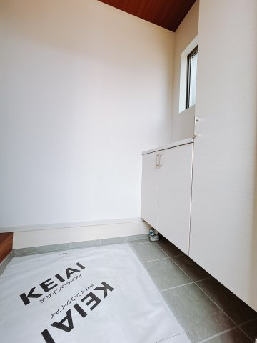 【新築戸建】北群馬郡吉岡町9期の玄関|毎日の「いってらっしゃい」や「お帰りなさい」を大切なご家族と過ごす玄関は〈使いやすさ〉を追求しております。玄関横の物入は急な来客時でもさっとお片付けできるスペースを確保しています。