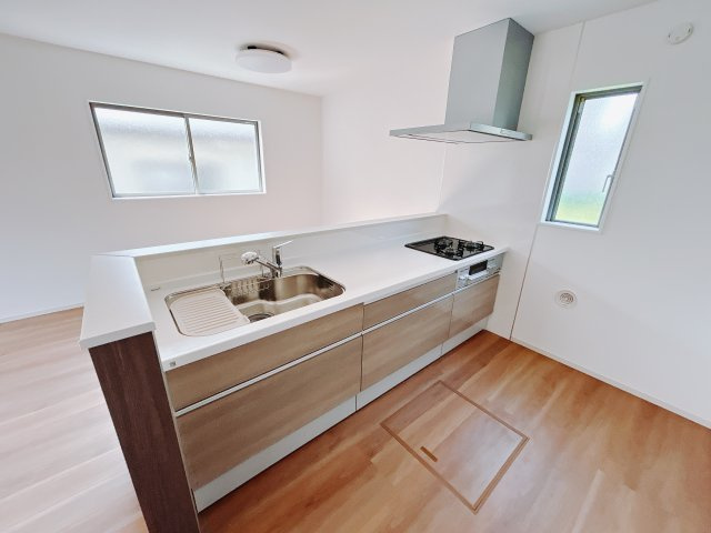 【新築戸建】北群馬郡吉岡町9期のキッチン|お料理をしながらお部屋を見渡せることができる対面キッチンを採用。コミュニケーションがとりやすく、家族の絆が深まります。今日の出来事をおしゃべりしながら楽しい時間をお過ごしください♪